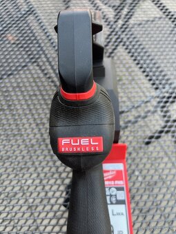 MILWAUKEE M12 FUEL Kompaktná reťazová píla - 7
