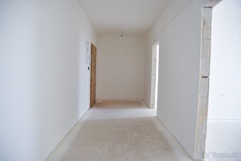 NA PREDAJ: 3-izbový holobyt s výhľadom na Spišský hrad - 7