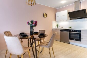 Moderný 5-izbový rodinný dom s bazénom a veľkou terasou v Tr - 7