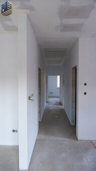 Ponúkame na predaj štvorizbový rodinný dom v obci Radava v s - 7