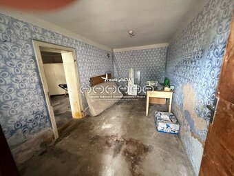 Dom s garážou v tichej ulici – vhodný na rekonštrukciu či no - 7