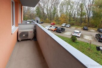 2-izbový byt s dvomi balkónmi, parkovaním a pivnicou – Kapln - 7