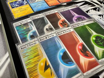 Pokemón Reshiram Album + 19x Vzácne Karty s EX + Darčeky - 7