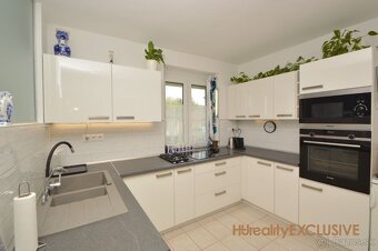 EXKLUZÍVNE - Predaj priestranného RD v starej časti Rajky - 7