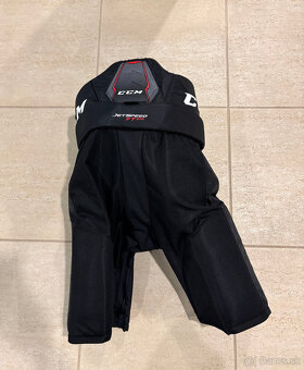 Predám hokejovú výstroj CCM ramená, lakte, nohavice, holene - 7