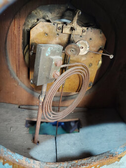 Predám funkčné starožitné hodiny polychrovaná drevorezba hod - 7