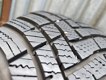 2 ks takmer nejazdených zimných pneu Hankook - 215/55 r17 - 7