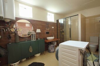 Znížená cena: Menší  rodinný dom na po takmer úplnej rekonšt - 7