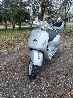 Piaggio Vespa GTS 250 - 7