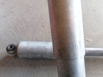 Zadné tlmiče na Stadion S22 - 7