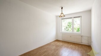 Exkluzívne na predaj priestranný čiastočne prerobený 3 izbov - 7