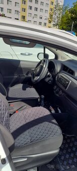 Predam kvalitnu zachovalu bielu Toyotu Yaris 1,0. - 7