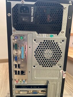 Starší PC s monitorom - 7