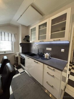 Predáme krásny 6 izb dvojgeneračný RD len 7 km od Nitry - 7