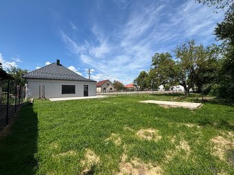 Rodinný dom s krásnym slnečným pozemkom o výmere 950 m2 v Bá - 7
