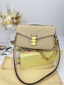 Elegantná dámska kabelka v štýle Metis East West Beige - 7
