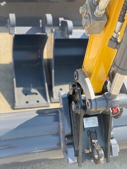 Pásový bagr XCMG XE20E - 7