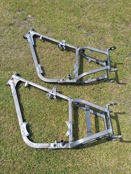 Rám Pérák FJ, Zbrojovka a Komunista - 7