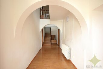 Priestranný rodinný dom s dvomi kúpeľňami  a ovocným sadom v - 7