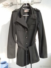 Čierny kabát ONLY na postavu s výraznou zlavou - 7