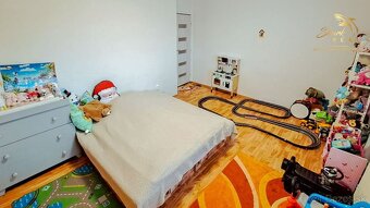 Priestranný rodinný dom v Hornej Strede s veľkým pozemkom - 7