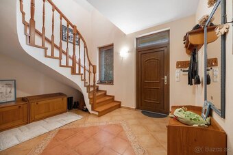 Priestranný 6-izbový rodinný dom s dvojgarážou a krásnou záh - 7