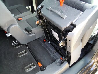 Volkswagen Touran 1.6TDi 7 MÍST-SERVIS-VSTŘIKY - 7