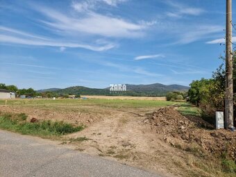 Priestranný stavebný pozemok 773 m² v obci Svinica, Košice - - 7