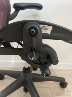 Herman Miller Aeron - 7
