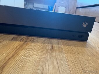 Xbox one x + 2 ovládače - 7