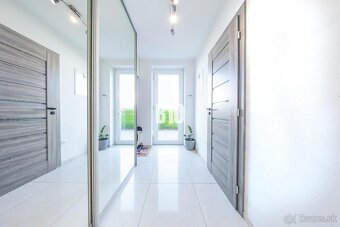 PRIESTRANNÝ 4 IZBOVÝ DVOJDOM V TICHOM PROSTREDÍ SLEPEJ ULICE - 7