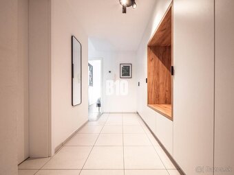 ŠIKOVNÝ 2 IZBOVÝ BYT S VEĽKOU TERASOU A GARÁŽOVÝM STÁTÍM NA - 7