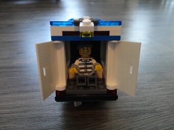 LEGO Policajné auto – „Preprava väzňa" - 7