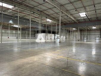 Na prenájom vykurovaný sklad s výmerou 8.600 m2 s administra - 7