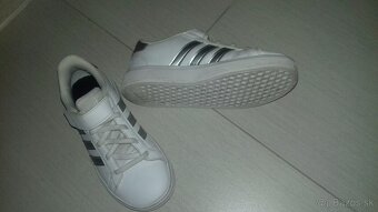 Nike 32; Adidas 31 REZERVÁCIA - 7