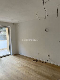 Štýlová novostavba 3-izbového bytu s terasou v obci Banka, l - 7