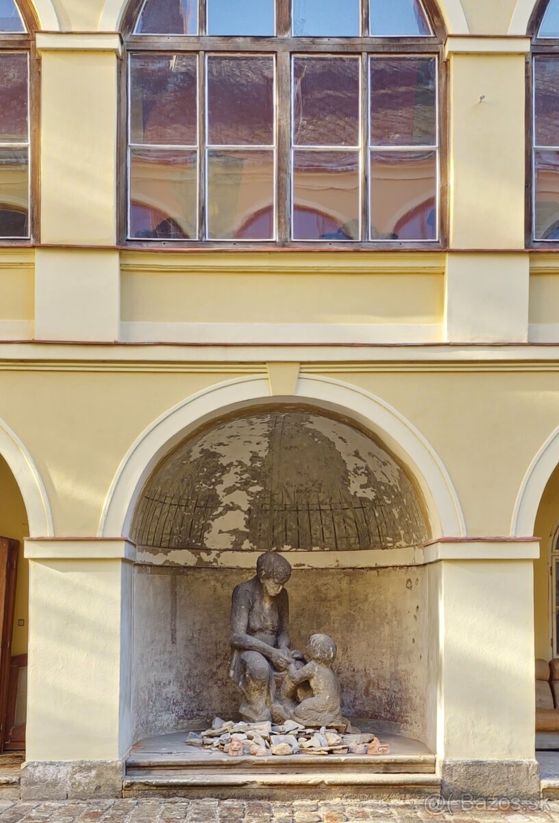 Obrie pieskovcové súsošie „Matka s dieťaťom” z obdobia prvej - 8