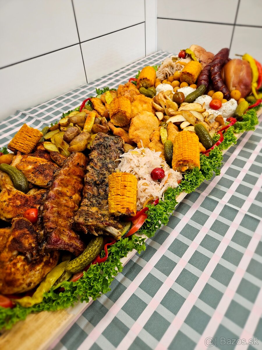 Pláto s rôznymi dobrotami a pečené prasiatko - 8