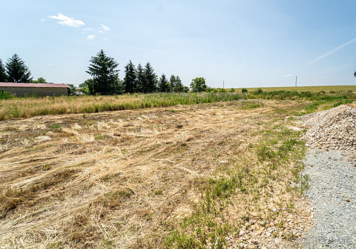 Rovinatý pozemok v dedinke Cestice - 8