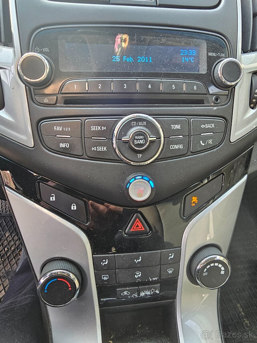 Predám alebo rozpredám Chevrolet cruze 1,8 bez motora. - 8