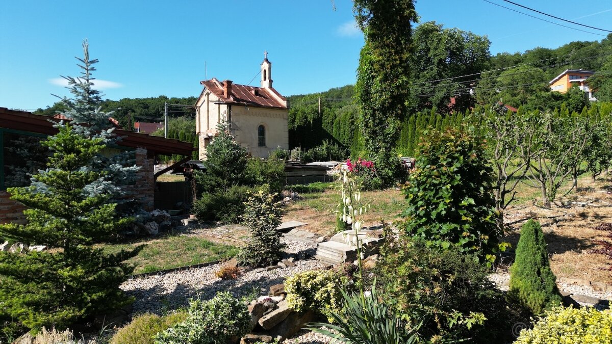 Veľký stavebný pozemok s domom, záhradným domom a kaplnkou - 8