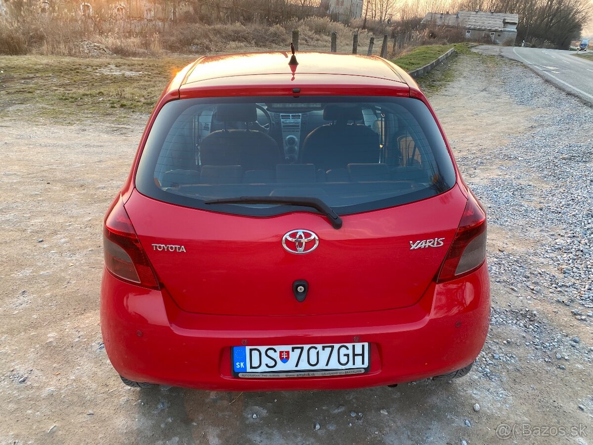 Predám Toyotu Yaris 1,0 benzin 51 kw - 8