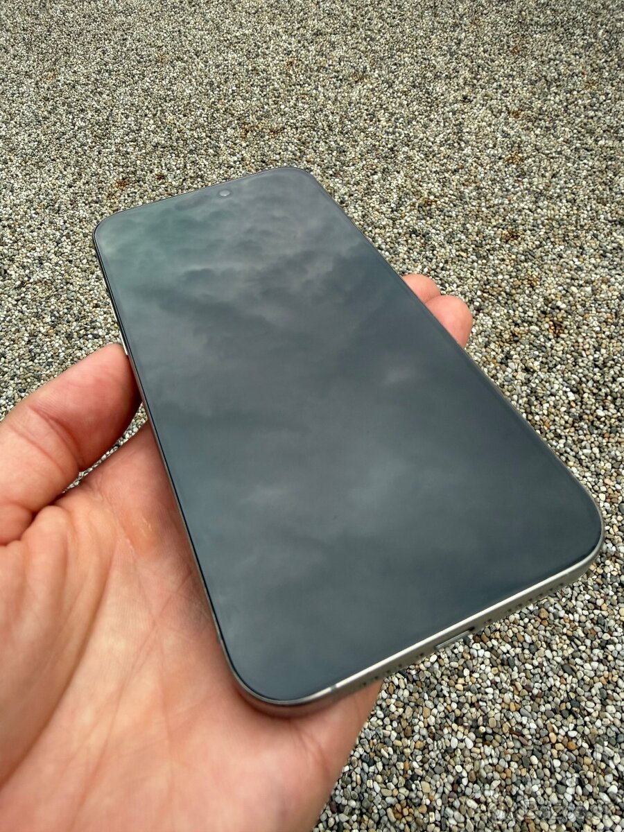 IPhone 15 pro Max - baterie 100% - 8