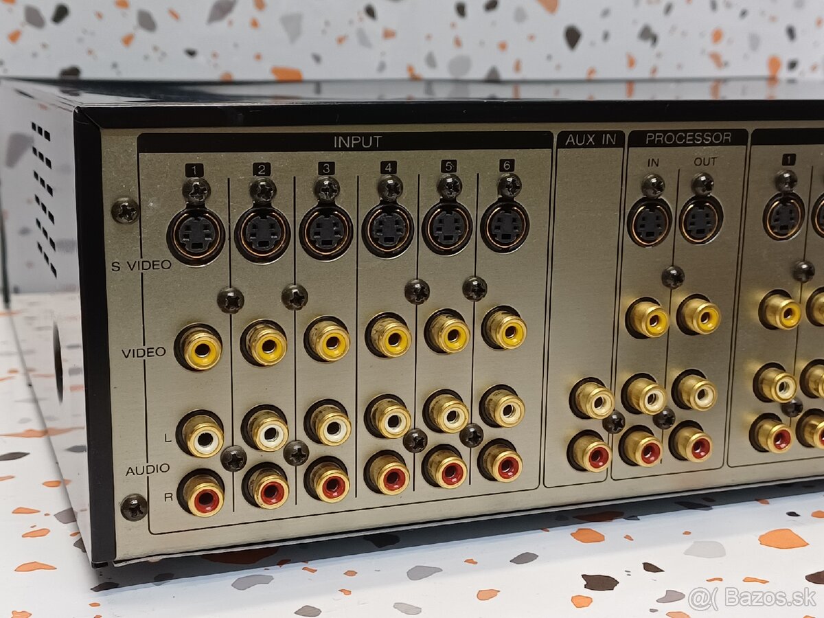 Sony SB-V3000 》prémiový programovateľný video/audio selektor - 8