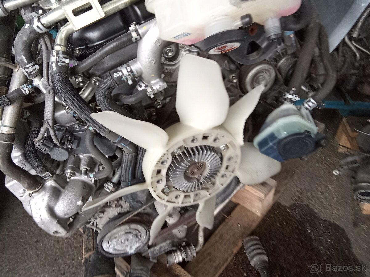 Toyota hilux 2.4 diesel rok 2023 zelená tmavá metalíza - 8