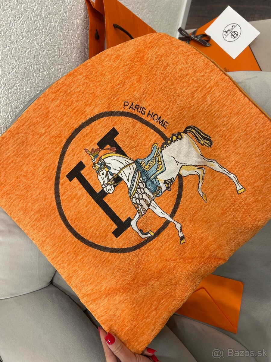 Hermes obliecka na vankúš. - 8