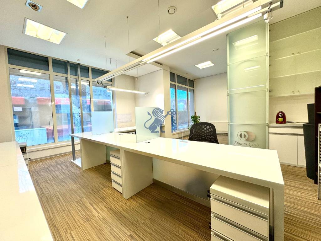 Obchodno- kancelársky priestor s výkladom na Nám. slobody - 8