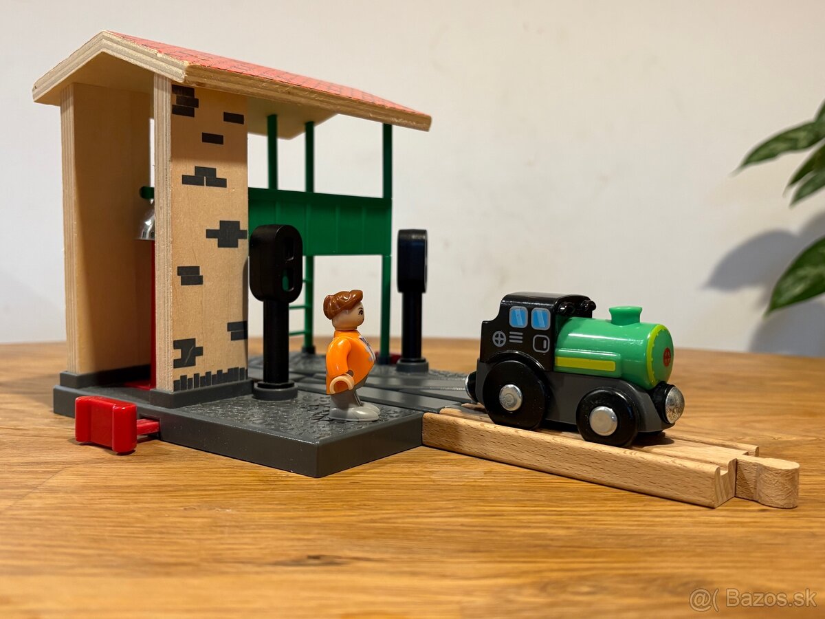 Búdka na prehadzovanie výhybiek a lokomotíva. - 8