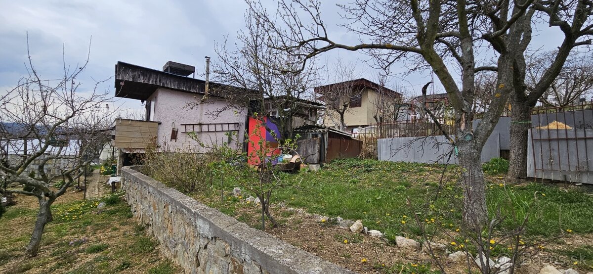 Záhradka s chatkou - 8