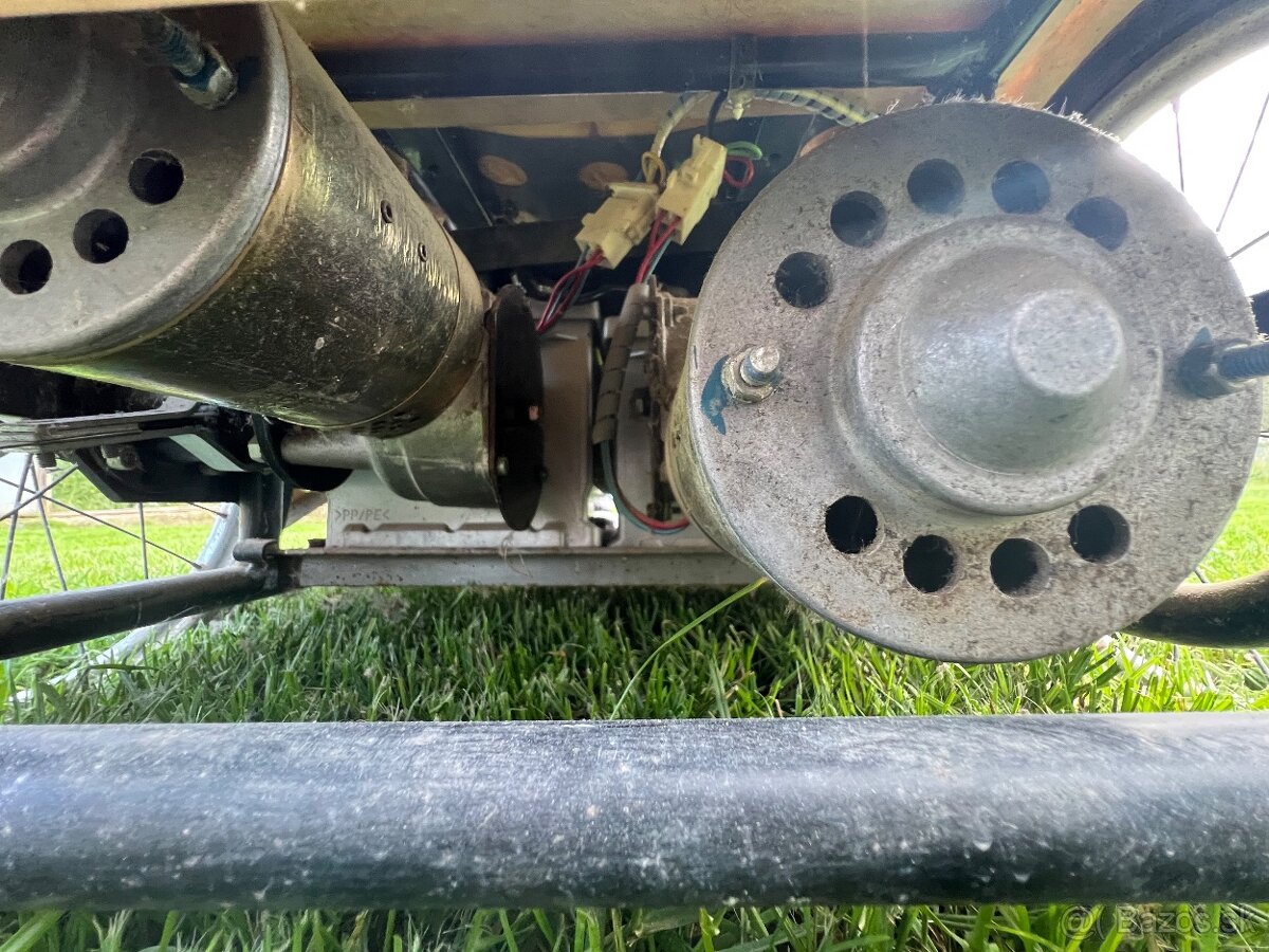 Starší elektrický invalidný vozík - 8